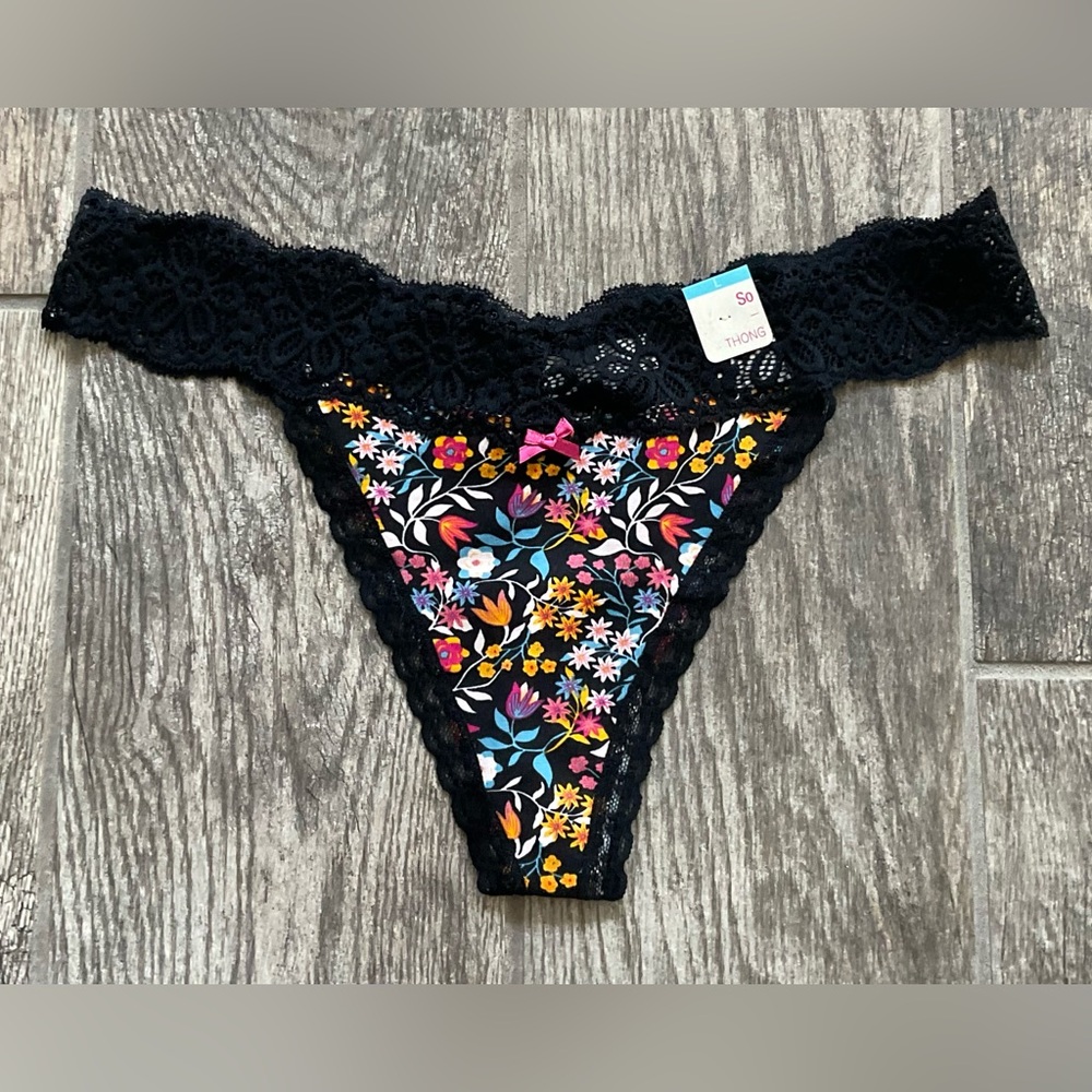New SO Intimates Cotton & Lace Thong Panties Size L Black lace with Fresh Floral